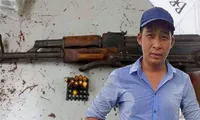 Tuấn 'khỉ' và khẩu súng gây án. Ảnh: CA