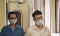 Cựu giảng viên Lâm Hoàng Tùng (trái) và cựu Phó Chánh án Nguyễn Hải Nam tại tòa sáng nay 29/12.