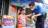 Đưa Tết Trung thu đến với con công nhân hoàn cảnh khó khăn