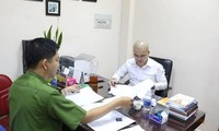 Nguyễn Thái Luyện trong một lần làm việc với cán bộ công an. Ảnh: CA