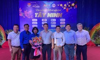 Đại diện các đơn vị tại buổi tặng quà. Ảnh: Tân Châu