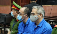 Cựu Cục trưởng Cục ĐKVN Đặng Việt Hà (phải) tại phiên tòa phúc thẩm.