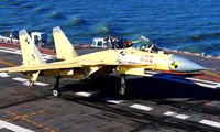 Tiêm kích hạm J-15 cất hạ cánh trên tàu sân bay Liêu Ninh CV-16