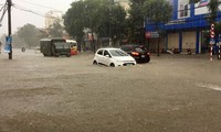 Mưa trắng trời suốt đêm đến sáng, thành Vinh ngập sâu trong biển nước