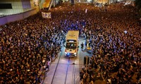 Xe cứu thương &apos;rẽ sóng&apos; biển người biểu tình ở Hong Kong