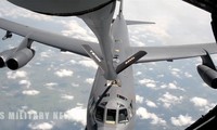 Cận cảnh quá trình máy bay ném bom B-52 tiếp liệu trên không