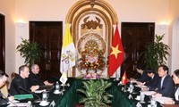 Thứ trưởng thường trực Bộ Ngoại giao Bùi Thanh Sơn và Thứ trưởng Ngoại giao Tòa thánh Vatican, Đức ông Antoine Camilleri đồng chủ trì cuộc họp. Ảnh: TTXVN