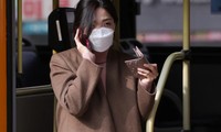 Một hành khách đi xe buýt ở Seoul đeo khẩu trang trong mùa dịch Covid-19. (Ảnh: Xinhua)