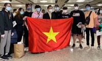 Nhóm công dân Việt Nam tại Mỹ được đưa về nước. (Ảnh: Mofa)