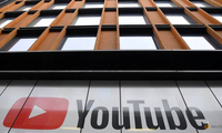 Biểu tượng của YouTube tại văn phòng ở London, Anh. (Ảnh: Reuters)