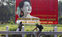 Một áp-phích in chân dung bà Aung San Suu Kyi ở Yangon. (Ảnh: AP)