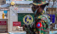 Bên ngoài trụ sở ngân hàng trung ương Myanmar. (Ảnh: Reuters)