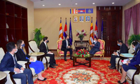 Phó Thủ tướng Campuchia Hor Namhong trong cuộc tiếp Đại sứ Úc ngày 1/10. (Ảnh: Phnom Penh Post)