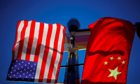 Quốc kỳ Mỹ và Trung Quốc. (Ảnh: Reuters)