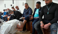Giáo hoàng Francis hôn chân phạm nhân trong một nhà tù ở Ý. (Ảnh: Vatican)