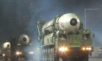 Tên lửa đạn đạo liên lục địa Hwasong-17 tham gia lễ diễu binh tối 25/4. (Ảnh: KCNA)