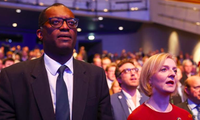 Thủ tướng Anh Liz Truss (phải) và Bộ trưởng Tài chính Kwasi Kwarteng. (Ảnh: Reuters)