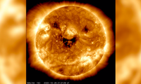 Bức ảnh chụp Mặt trời trông như đang cười. (Ảnh: NASA)