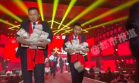 Các quản lý bán hàng của Henan Mine khệ nệ ôm tiền thưởng