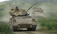 Lính Mỹ lái xe bộ binh Bradley. (Ảnh: Reuters)