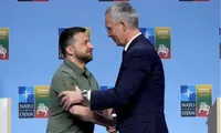 Tổng thư ký NATO Jens Stoltenberg và Tổng thống Ukraine Volodymir Zelensky trong một dịp gặp. (Ảnh: Reuters)