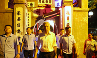 Thủ tướng Singapore Lý Hiển Long dạo hồ Hoàn Kiếm, thăm đền Ngọc Sơn