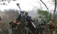 Lính Ukraine bắn pháo M777 ở vùng Kharkov, đông bắc Ukraine. (Ảnh: Getty)