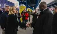 Đại sứ Mỹ tại Ukraine Bridget Brink đón Bộ trưởng Quốc phòng Lloyd Austin đến thăm Ukraine ngày 20/11. (Ảnh: X)