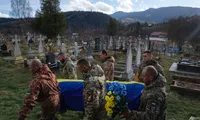 Lính Ukraine khiêng quan tài của đồng đội ở nghĩa trang Iltsi ngày 26/12/2023. (Ảnh: AP)