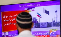 Một người đang theo dõi tin tức trên TV sau khi Bộ Ngoại giao Pakistan cho biết nước này vừa tấn công các mục tiêu trong đất của Iran 18/1. (Ảnh: Reuters)