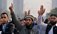 Các thành viên của nhóm Hồi giáo Talba Mahaz Pakistan tham gia cuộc biểu tình lên án cuộc tấn công của Iran vào tỉnh Balochistan ngày 18/1. (Ảnh: AP)