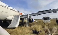 Một chiếc Airbus A320 của hãng Ural Airlines hạ cánh khẩn cấp gần làng Ubinskoye, vùng Novosibirsk, ngày 12/9/2023. (Ảnh: Bộ Khẩn cấp Nga)