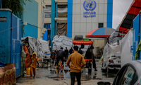 Lối vào một ngôi trường của UNRWA ở Dải Gaza được dùng làm nơi tị nạn cho những người Palestine mất nhà cửa. (Ảnh: Getty)