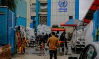 Lối vào một ngôi trường của UNRWA ở Dải Gaza được dùng làm nơi tị nạn cho những người Palestine mất nhà cửa. (Ảnh: Getty)