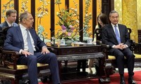 Ngoại trưởng Vương Nghị trong cuộc gặp người đồng cấp Nga Sergei Lavrov ngày 8/4. (Ảnh: AP)
