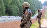 Lính Ba Lan đứng gác ở biên giới với Belarus. (Ảnh: almayadeen)
