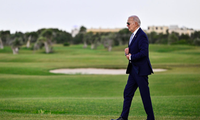 Hành động &apos;lạ&apos; của Tổng thống Mỹ Joe Biden ở G7 gây chú ý