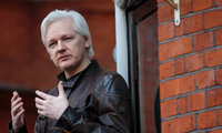 Julian Assange phát biểu với báo chí từ ban công Đại sứ quán Ecuador ở London năm 2017. (Ảnh: Getty)