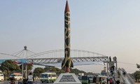 Biểu tượng tên lửa trên đường phố Islamabad, Pakistan. (Ảnh: Reuters)