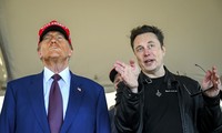 Tổng thống đắc cử Donald Trump lắng nghe tỷ phú Elon Musk khi ông đến xem tên lửa đẩy khổng lồ Starship của SpaceX thực hiện chuyến bay thử nghiệm từ cảng Starbase ở Texas ngày 19/11. (Ảnh: AP)