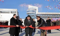 Chủ tịch Triều Tiên Kim Jong Un cắt băng khánh thành trang trại. (Ảnh: KCNA)