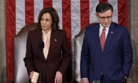 Phó Tổng thống Kamala Harris và Chủ tịch Hạ viện Mike Johnson trong phiên họp chung của Quốc hội Mỹ để chứng nhận kết quả bầu cử tổng thống Mỹ 2024. (Ảnh: Reuters)