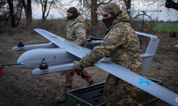 Binh lính thuộc Lữ đoàn cơ giới số 22 của Ukraine chuẩn bị khởi động UAV tầm trung Poseidon H10 ở tiền tuyến gần Bakhmut ngày 26/3/2024. (Ảnh AP)