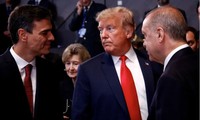  Ông Trump đứng cùng Thủ tướng Tây Ban Nha Pedro Sanchez (bìa trái) và Tổng thống Thổ Nhĩ Kỳ Tayyip Erdogan khi dự hội nghị thượng đỉnh NATO năm 2018. (Ảnh: Reuters) 