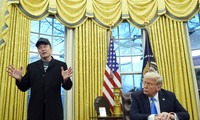 Tỷ phú Elon Musk trả lời báo chí khi đứng cạnh Tổng thống Trump ngày 11/2. (Ảnh: AP)