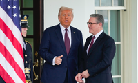Thủ tướng Anh Keir Starmer được Tổng thống Donald Trump chào đón khi ông đến Nhà Trắng ngày 27/2. (Ảnh: AP)