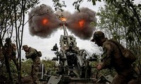 Lính Ukraine vận hành lựu pháo M777 ở chiến trường Kharkiv. (Ảnh: Reuters)
