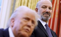 Bộ trưởng Thương mại Mỹ Howard Lutnick đứng cạnh Tổng thống Trump. (Ảnh: Getty)