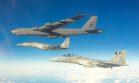Máy bay chiến đấu F-15 của Israel hộ tống một máy bay ném bom B-52 của Mỹ qua không phận Israel trên đường đến Vịnh Ba Tư ngày 14/2/2022. (IDF)