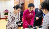 Phu nhân Tổng Bí thư Tô Lâm và Phu nhân Thủ tướng Nhật Bản cùng làm bánh cốm
